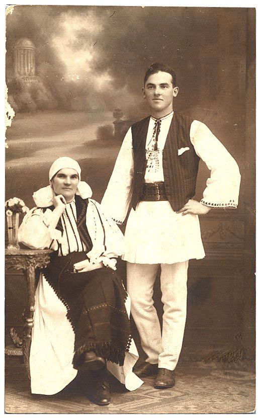 Bunica(Paraschiva_Dragan)_si_Tata(Emil_Dragan)_aprox_1949
