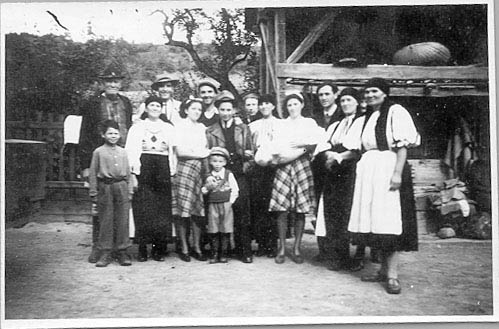 Dragan_-_Family_photo_in_Tichindeal(aprox_1948)
